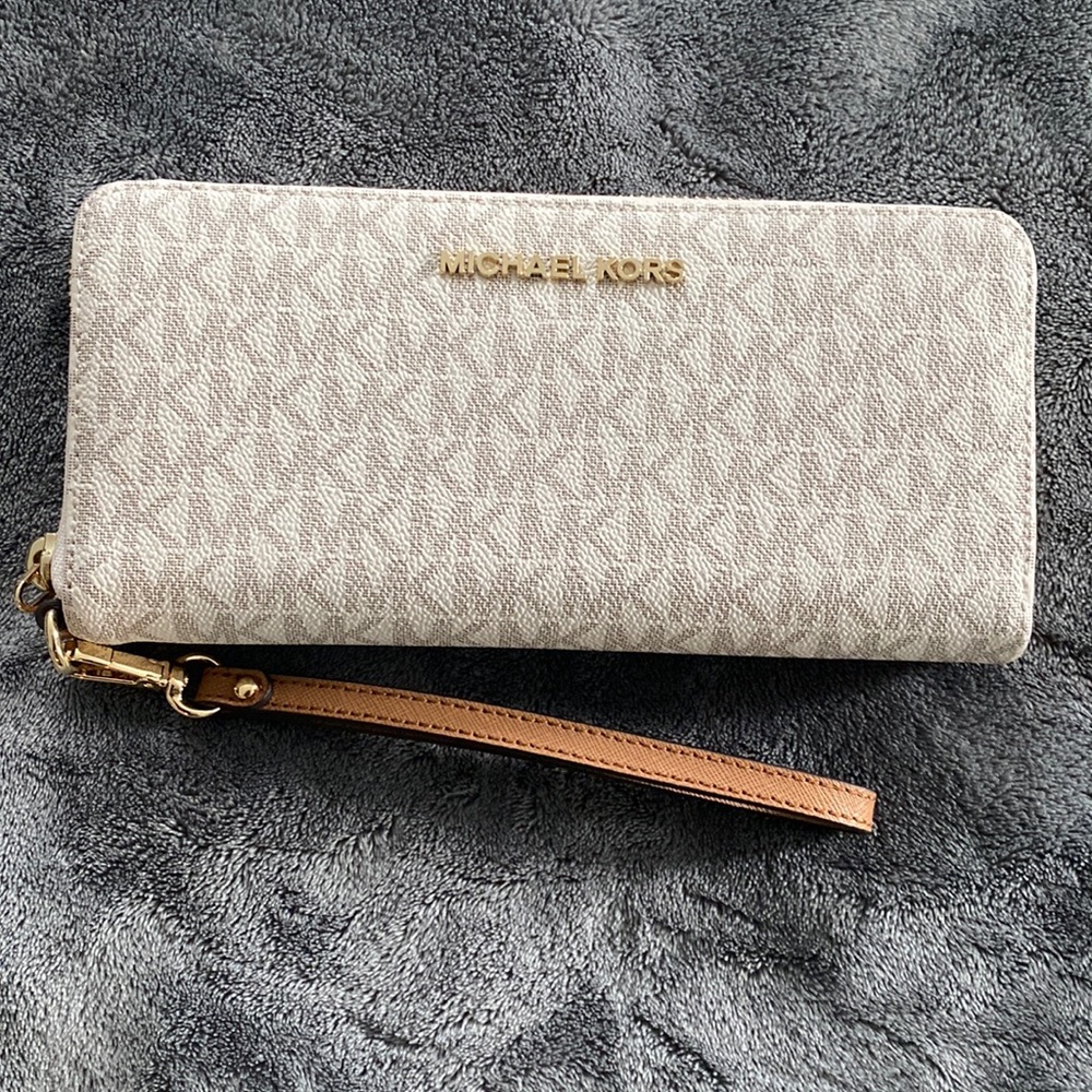 Brand New Michael Kors Wallet with wristlet